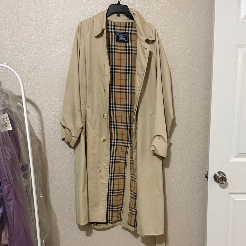 Burberry Classic Tan Trench Coat for Men - Picture 2 of 10